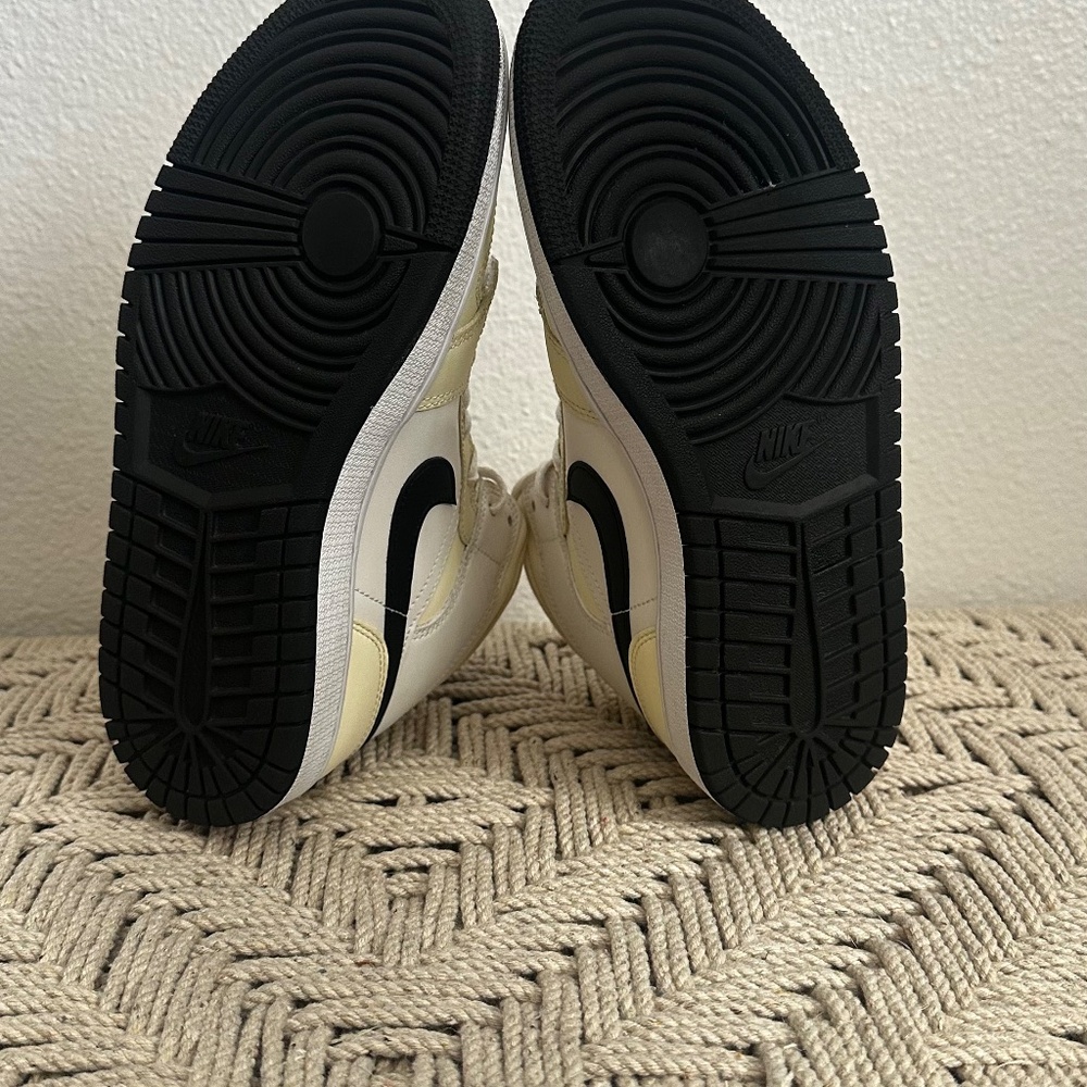 2022 Air Jordan 1 Mid Coconut Milk Women's. - Picture 6 of 9